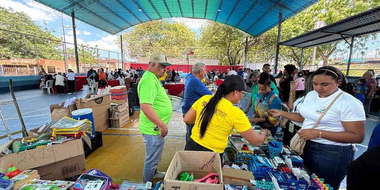 Gobernación del Zulia despliega Feria Escolar para expender útiles a precios solidarios y brindar atención médica pediátrica