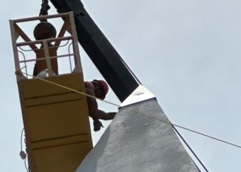 ‎Quedó instalada nueva punta del Obelisco de la Plaza de la República