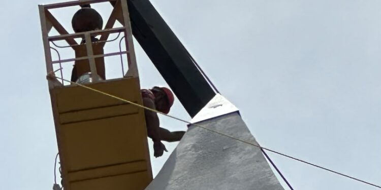 Quedó instalada nueva punta del Obelisco de la Plaza de la República