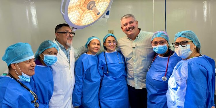 Gobernador Luis Caldera reinaugura UCI, pabellones y área de hospitalización del Hospital Central de Maracaibo