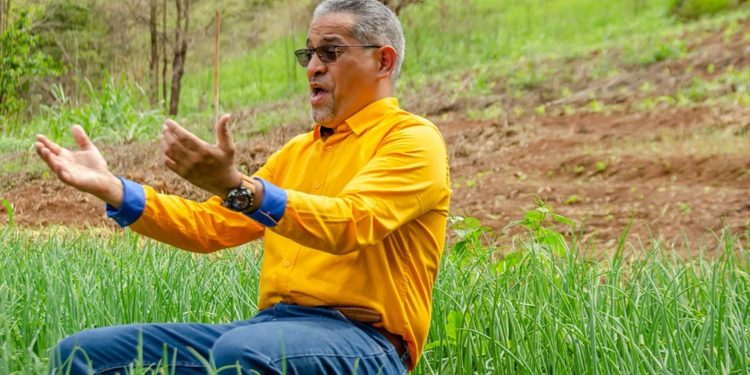 La voz que siembra identidad: Ernesto Urbano y la mística de «Mi Conuco»