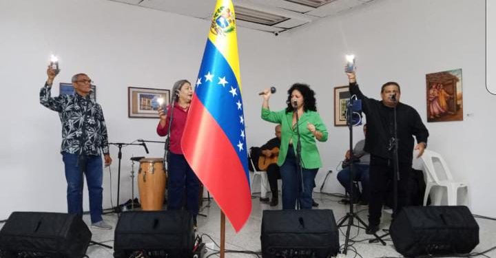 La agrupación «Un Secreto a Voces» llenó de música el nuevo encuentro del «Jueves Cultural»