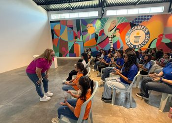 La gaitera Nelly Ávila sostuvo un emotivo encuentro con las niñas de las escuelas de gaita del IMGRA