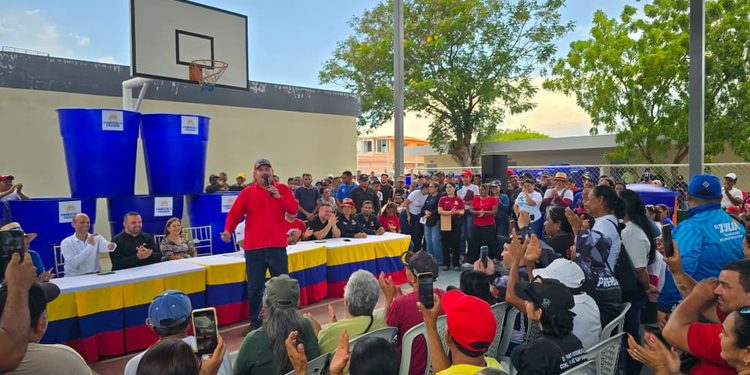 Gobernador Luis Caldera entrega 500 tanques de agua a Comuna Hugo Chávez en San Francisco