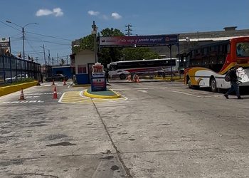 Con achique y limpieza, Alcaldía de Maracaibo atendió contingencia en el Terminal de Pasajeros por la lluvia