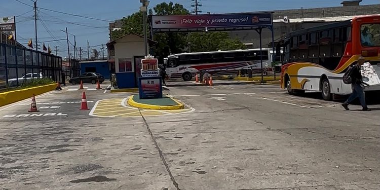 Con achique y limpieza, Alcaldía de Maracaibo atendió contingencia en el Terminal de Pasajeros por la lluvia