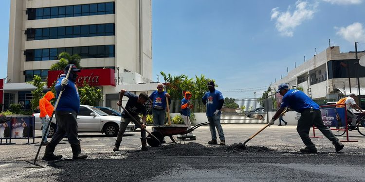 Alcaldía de Maracaibo ejecuta planes de asfaltado en sectores en completo deterioro