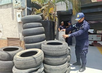 ‎​Polimaracaibo despliega operativo para despejar pasos peatonales obstruidos por neumáticos