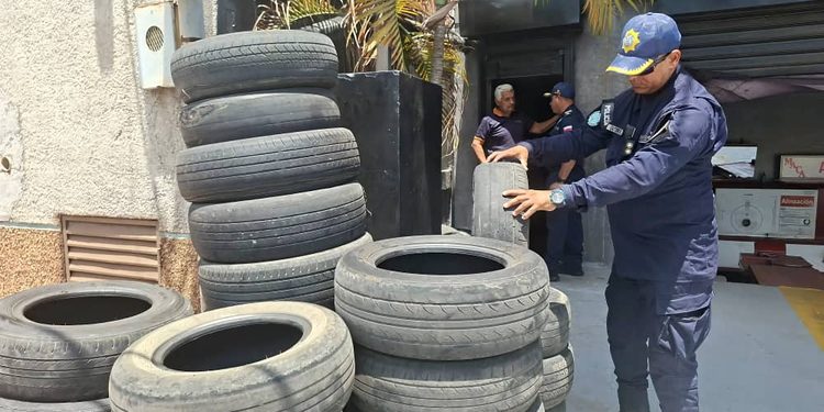 ‎​Polimaracaibo despliega operativo para despejar pasos peatonales obstruidos por neumáticos