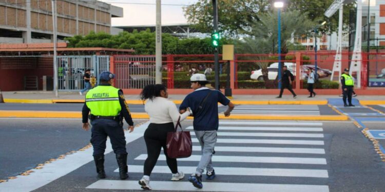 Alcaldía de Maracaibo rehabilitó estación de Polimaracaibo y paso peatonal frente a URBE