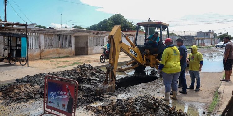 Alcaldía de Maracaibo sustituye colector en Barrio Raúl Leoni en beneficio de 80 familias