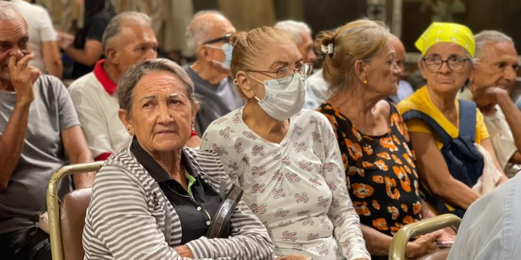 Adultos mayores felices por la atención de la Alcaldía de Maracaibo