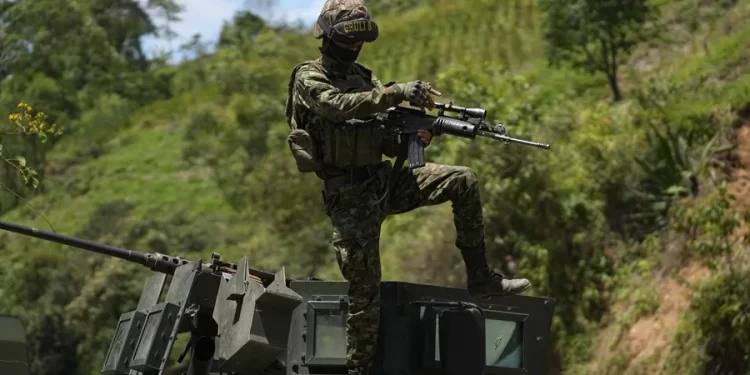 Una nueva medida judicial ordena al Gobierno de Colombia evitar bombardear zonas con menores