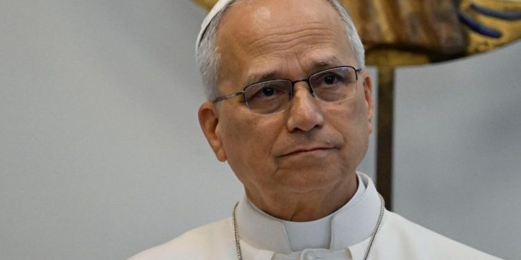 Papa León XIV consolida su visita a Francia con una misa multitudinaria en Lourdes y un histórico encuentro con víctimas
