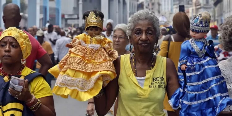 Los fieles cubanos veneran a su Patrona, la Virgen de La Caridad del Cobre, en plena crisis