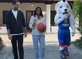 Delcy Rodríguez celebra el inicio de la Liga Superior de Baloncesto: «Que comience la fiesta»