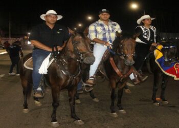 Realizan vistosa exhibición de caballos de paso en homenaje al aniversario de Maracaibo