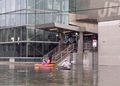 Neoyorquinos recurren al kayak tras inundaciones en la Gran Manzana (VIDEO)