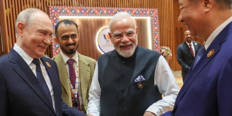 Putin, Xi y Modi, de la mano y entre sonrisas: la IMAGEN de la cumbre de los BRICS