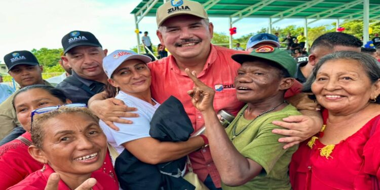 Comunas de Sucre reciben financiamiento para 11 proyectos comunitarios durante despliegue del gobernador Luis Caldera