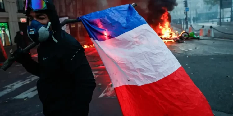 Francia reporta más de 1.200 detenidos y 150 policías heridos tras jornada de violentos disturbios
