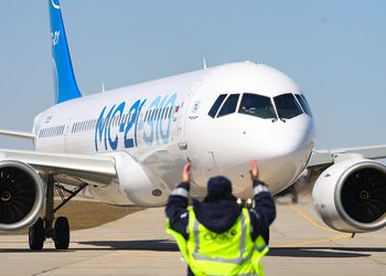 Maniobra extrema: un avión de pasajeros casi estrella su cola contra la pista (VIDEO)