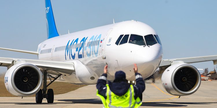 Maniobra extrema: un avión de pasajeros casi estrella su cola contra la pista (VIDEO)
