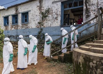 Miles de personas huyen de un campamento de desplazados afectado por el ébola