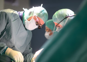 Sufre dolor durante años y descubre que los médicos olvidaron algo dentro de ella durante una cirugía