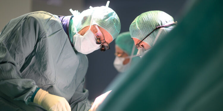 Sufre dolor durante años y descubre que los médicos olvidaron algo dentro de ella durante una cirugía