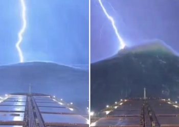 ¿Debió hundirse? Descomunal ola embiste de frente a un gigantesco buque en alta mar (VIDEO)
