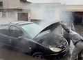 VIDEO: Apagan incendio de un auto con el agua de una calle inundada por la lluvia