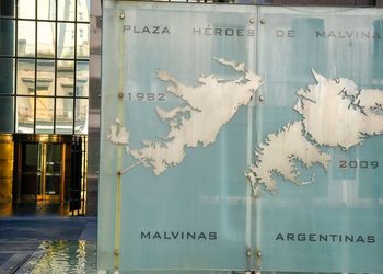 Argentina ratifica una medida que alienta su disputa por las Malvinas