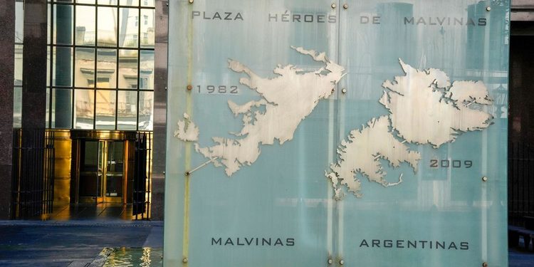 Argentina ratifica una medida que alienta su disputa por las Malvinas