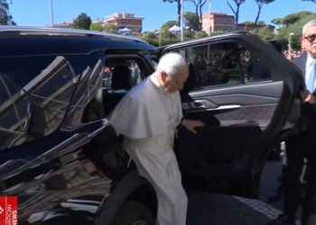 VIDEO: El momento en el que el papa León XIV entra al hospital para ser operado