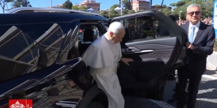 VIDEO: El momento en el que el papa León XIV entra al hospital para ser operado