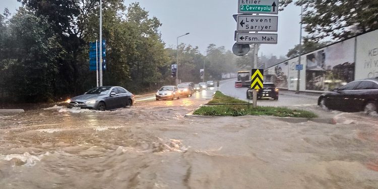 VIDEOS: Severas inundaciones colapsan la principal ciudad de Turquía