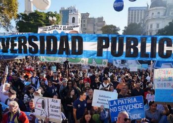 Masiva protesta contra Milei en Argentina: universidades marchan por el financiamiento