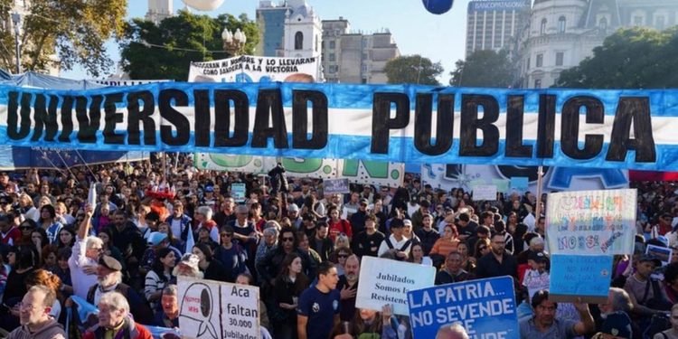 Masiva protesta contra Milei en Argentina: universidades marchan por el financiamiento