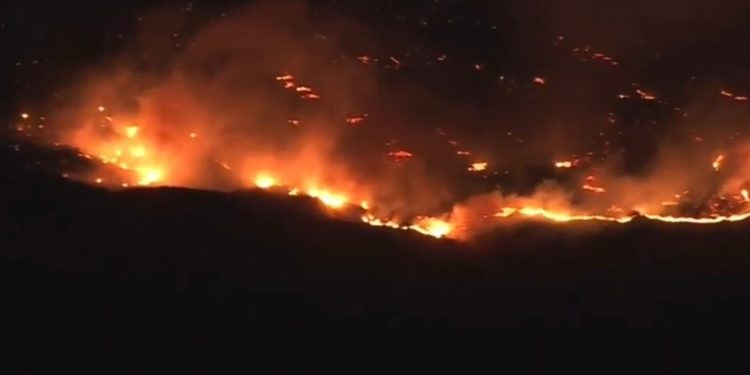 Caos en California: incendios se expanden, cortan la electricidad y fuerzan evacuaciones