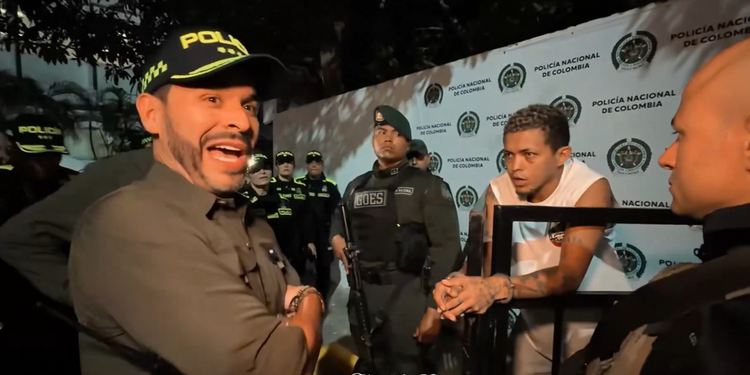 «Así es que se doma a un bandido»: De la Espriella exhibe a un criminal capturado