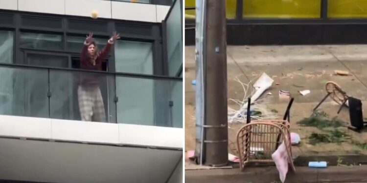 VIDEO: Mujer ‘tira la casa por la ventana’ y desata una lluvia de objetos en plena vía