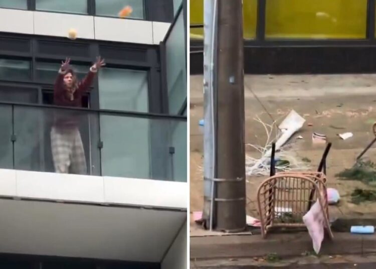 VIDEO: Mujer ‘tira la casa por la ventana’ y desata una lluvia de objetos en plena vía
