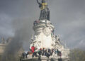 Manifestantes vandalizan uno de los monumentos más emblemáticos de París (VIDEO)