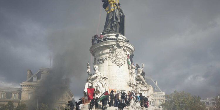 Manifestantes vandalizan uno de los monumentos más emblemáticos de París (VIDEO)