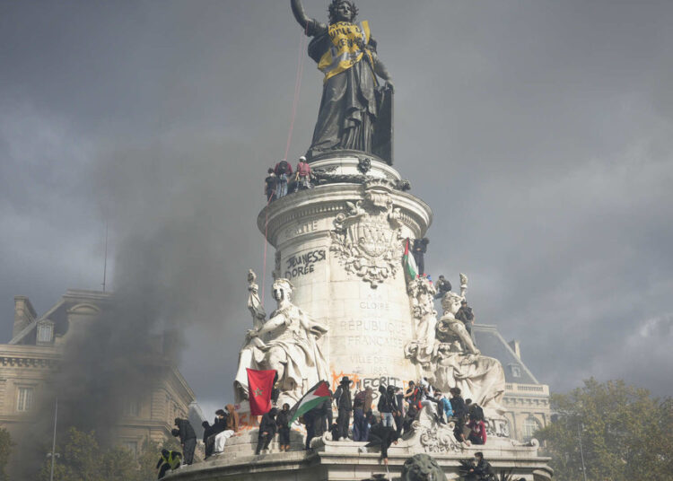 Manifestantes vandalizan uno de los monumentos más emblemáticos de París (VIDEO)