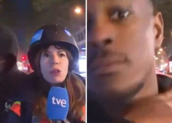 Manifestantes en Francia acosan a una periodista en vivo y hacen gestos de degüello a la cámara (VIDEO)