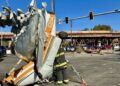 VIDEO: Una avioneta se estrella en una intersección transitada en EE.UU.