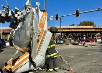 VIDEO: Una avioneta se estrella en una intersección transitada en EE.UU.
