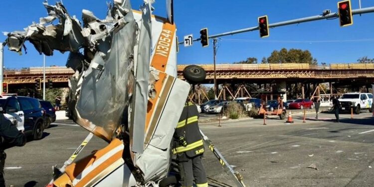 VIDEO: Una avioneta se estrella en una intersección transitada en EE.UU.